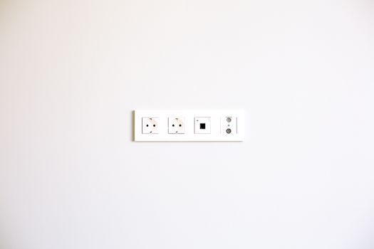 Zidna utičnica, bijela, serija Modern